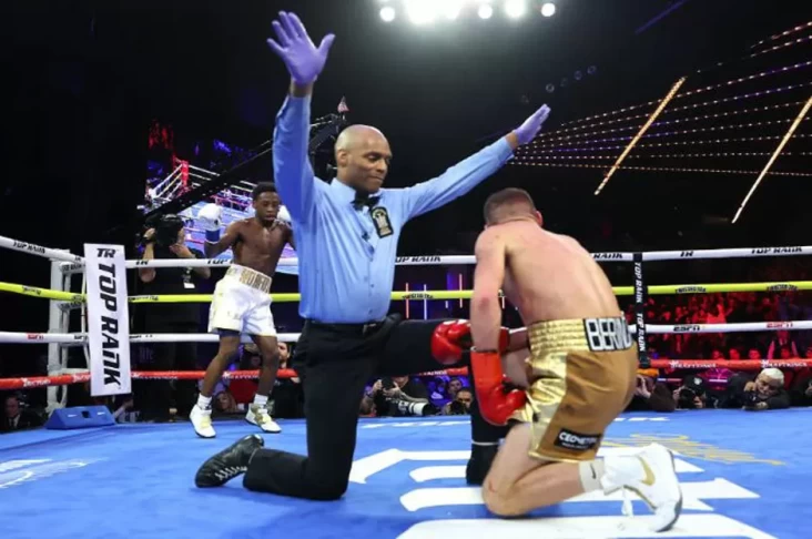 Keyshawn Davis Menang KO Denys Berinchyk, Rebut Sabuk WBO