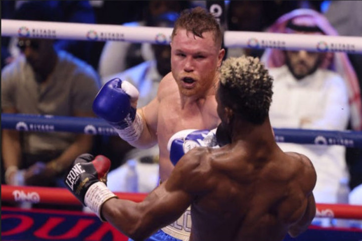 Saul Canelo Alvarez Amankan Gelar Kelas Menengah Super dalam Laga Kontroversial