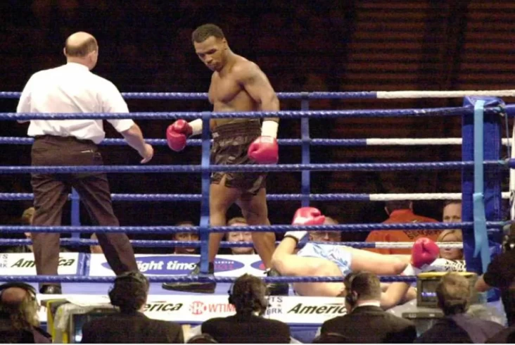 10 Kemenangan Kilat Mike Tyson: 25 Tahun Sejak KO 38 Detik yang Brutal